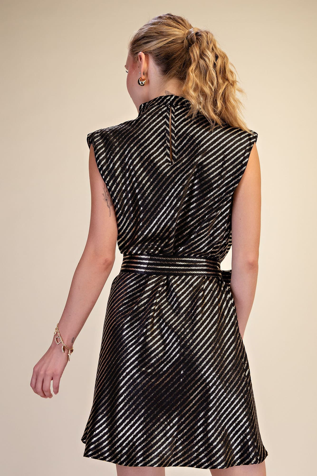 D8482 - BLACK