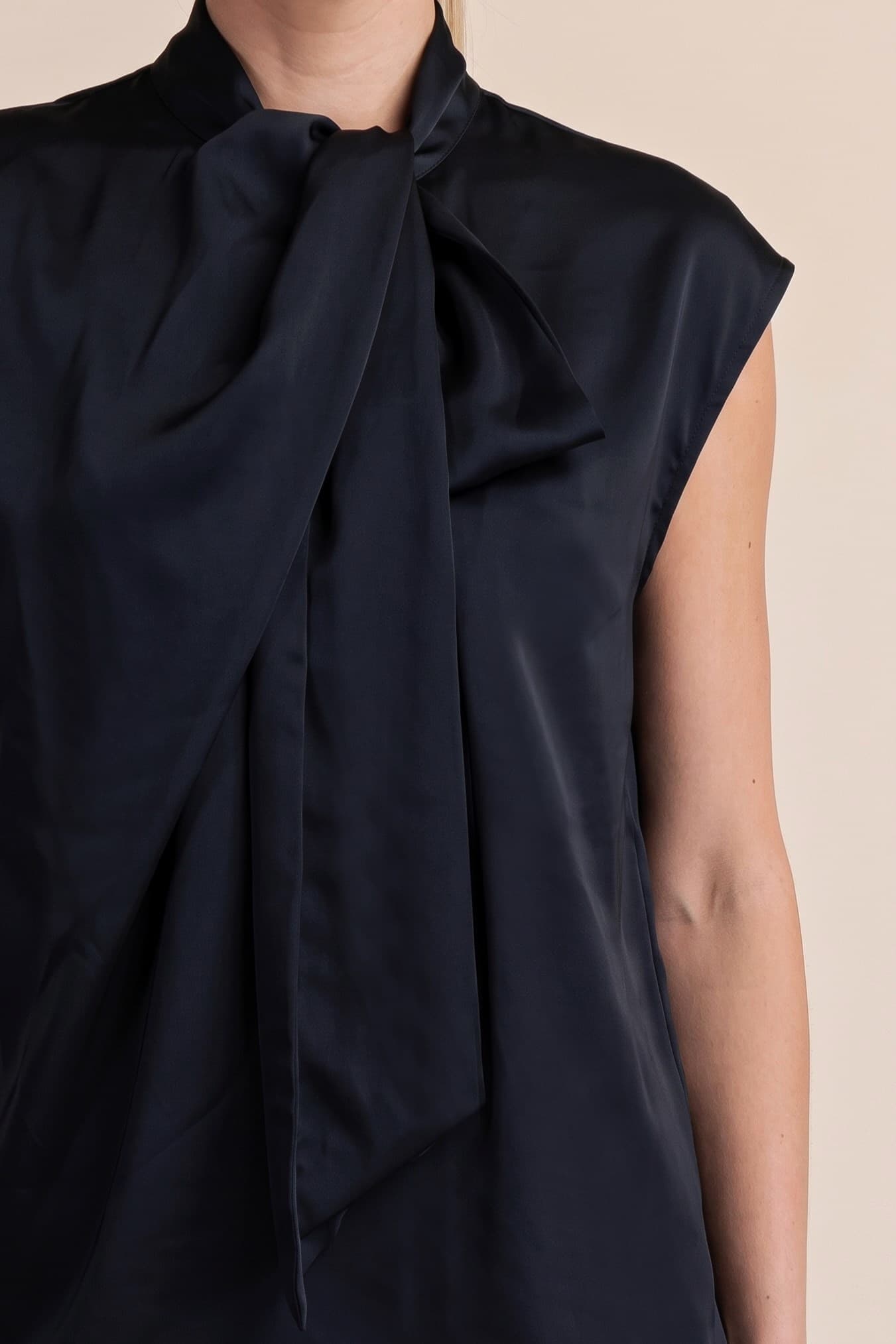 T8548 - BLACK